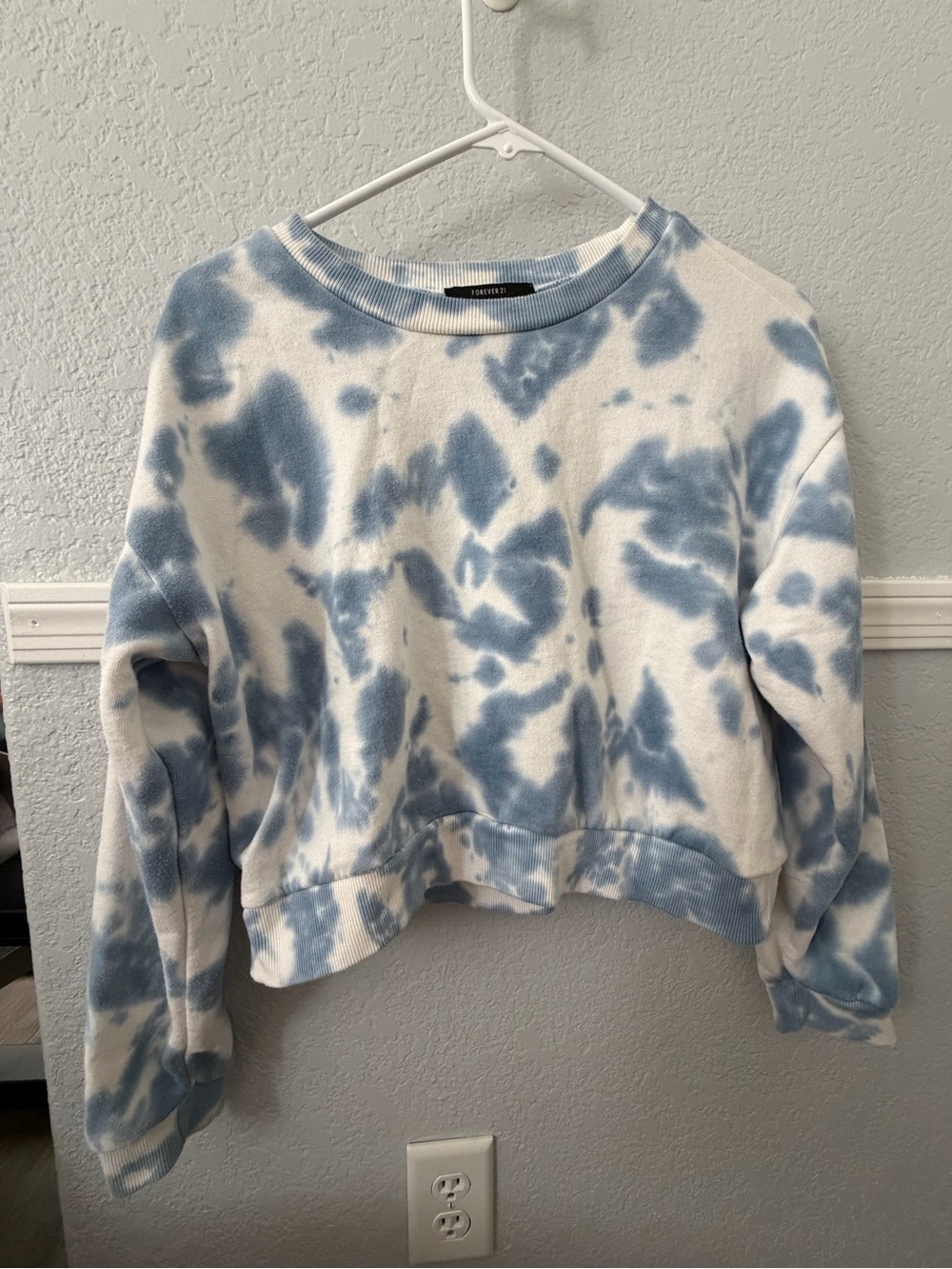 Forever 21 Blue and White Tie-Dye Crewneck Sweatshirt